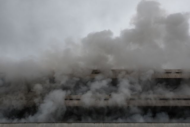 Συναγερμός στη Γλυφάδα: Φωτιά σε μεζονέτα, απεγκλωβίστηκαν τρία άτομα