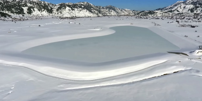 Παγωμένη λίμνη σε σχήμα… καρδιάς
