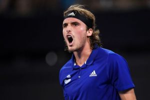 Εκτός εαυτού ο Τσιτσιπάς… χτύπησε τον πατέρα του με τη ρακέτα