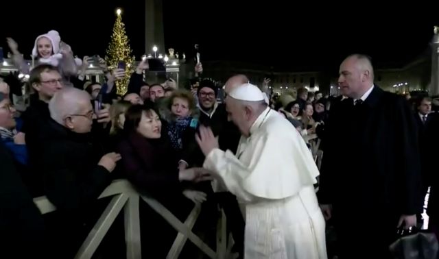 Βίντεο του Σαλβίνι που παρωδεί το επεισόδιο με τον Πάπα