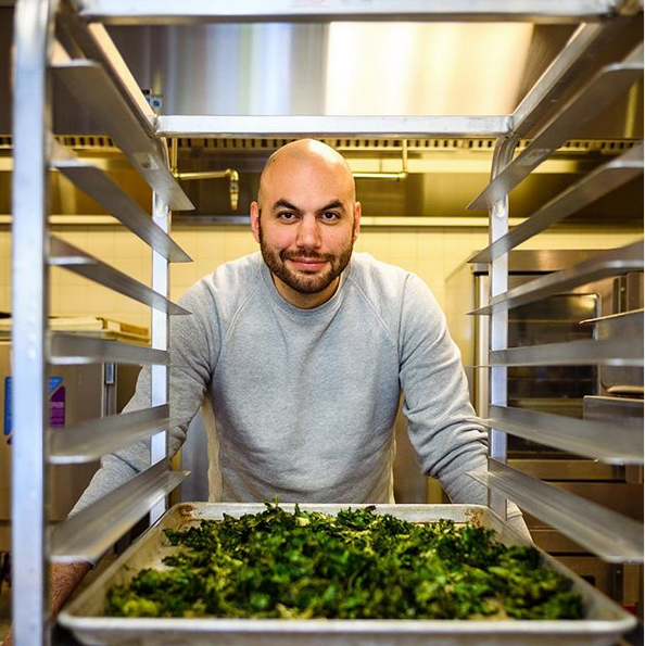 Ο σεφ που σέρβιρε πιάτα 350 δολαρίων μαγειρεύει πλέον για παιδιά σε σχολεία