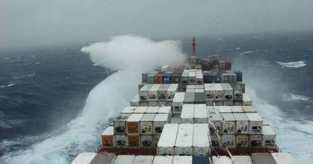 Θρίλερ μεσοπέλαγα: Φορτηγό καράβι πλέει από τη Δευτέρα ακυβέρνητο