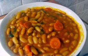 Παραδοσιακή χυλωμένη φασολάδα