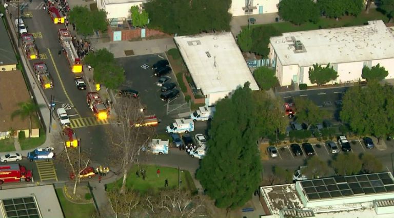 Λος Άντζελες: Αεροπλάνο έριξε καύσιμα πάνω από σχολείο | tanea.gr Λος Άντζελες: Αεροπλάνο έριξε καύσιμα πάνω από σχολείο | tanea.gr