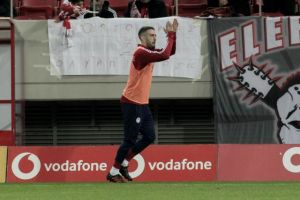 Ο Κώστας Φορτούνης είναι εδώ – Αποθέωση στο ζέσταμα