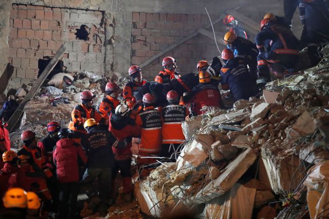 Τουρκία: Μωρό γεννιέται την ώρα που χτυπά ο σεισμός