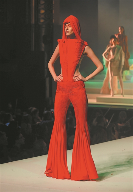 Το κόκκινο κάνει… άγρια επίθεση στον κορωνοϊό