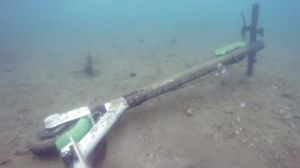 Καρότσια, πατίνια και δίκυκλα στον πάτο του Θερμαϊκού