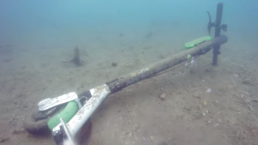 Καρότσια, πατίνια και δίκυκλα στον πάτο του Θερμαϊκού