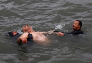 Κωνσταντινούπολη: Βούτηξε για τον Σταυρό και κόντεψε να πεθάνει από καρδιά