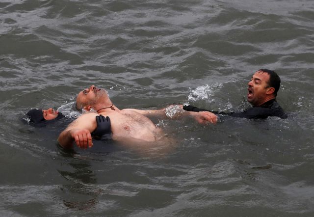 Κωνσταντινούπολη: Βούτηξε για τον Σταυρό και κόντεψε να πεθάνει από καρδιά