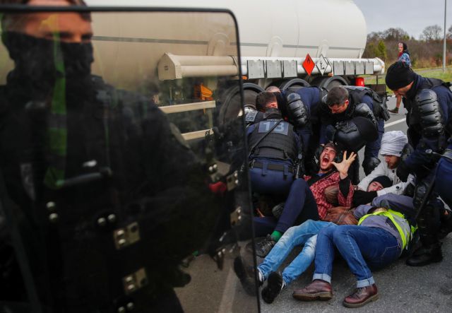 Γαλλία: Βροχή δακρυγόνων στην πιο μακροχρόνια απεργία των τελευταίων 30 χρόνων