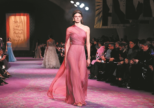 Yπουργοί και… χλαμύδες