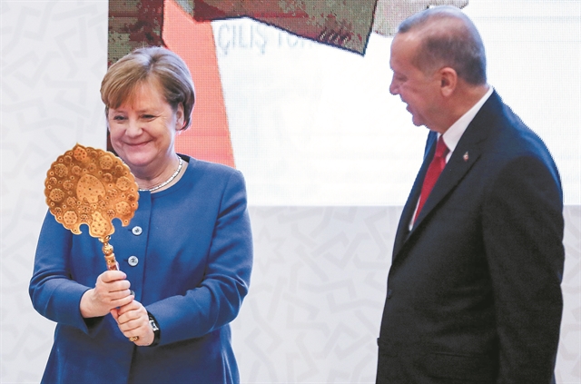 Τι θέλει η Ανγκελα Μέρκελ στο Αιγαίο;