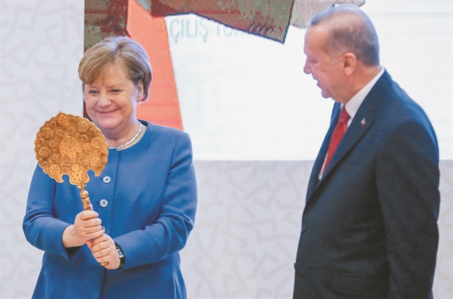 Η Μέρκελ ζεσταίνει τη σχέση με τον Ερντογάν