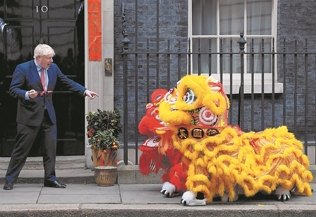 To Brexit ξεμακραίνει, η σύγκρουση πλησιάζει