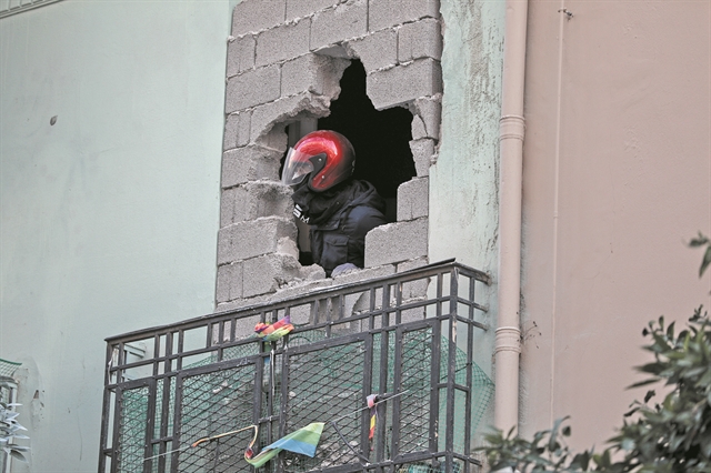 Τα παιδιά εύπορων οικογενειών και ο αστυνομικός των 800 ευρώ