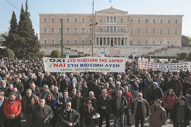 «Κανονιές» προβληματικών απειλούν την κυβέρνηση