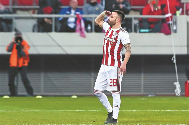 Ο Τσιτσιπάς έχασε από έναν μπασκετμπολίστα…