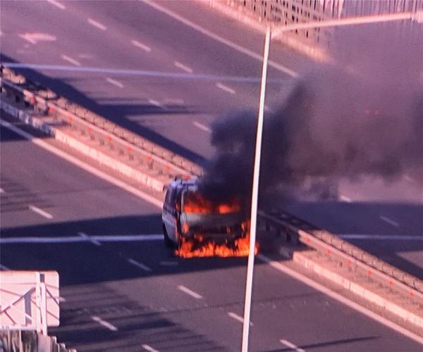 Κυκλοφοριακό κομφούζιο στον Κηφισό μετά από φωτιά σε φορτηγάκι