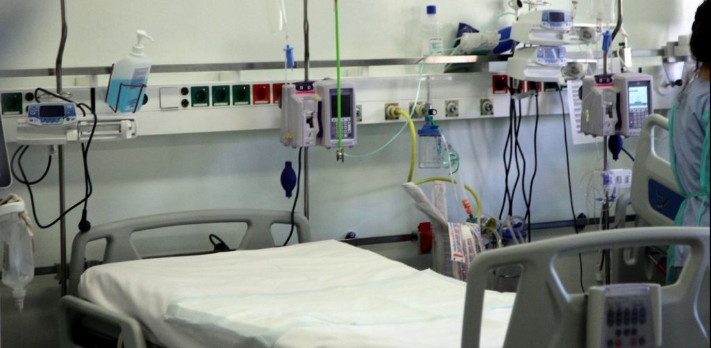 Κρεβάτια σε ΜΕΘ ιδιωτικών νοσοκομείων «κυνηγά» το υπουργείο Υγείας