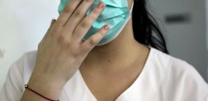 Οδηγός επιβίωσης από την εποχική γρίπη που «σαρώνει» τους πάντες