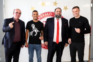 H κοπή της πρωτοχρονιάτικης πίτας του Ολυμπιακού