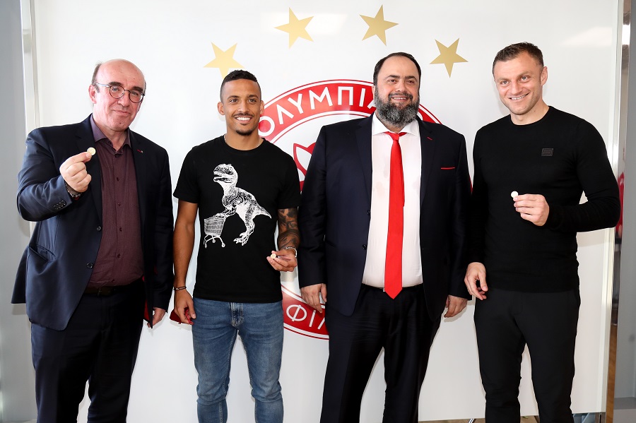 H κοπή της πρωτοχρονιάτικης πίτας του Ολυμπιακού