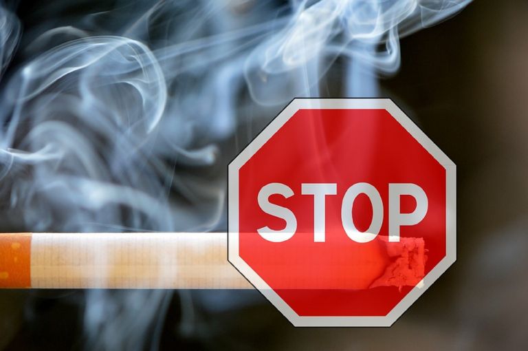 Αντικαπνιστικός νόμος: Οι έλεγχοι έφεραν «καμπάνες» σε λέσχες καπνιστών | tanea.gr