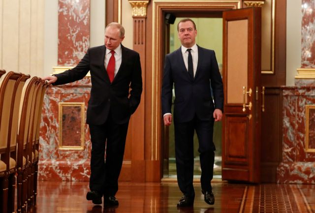 Γιατί ο Πούτιν γύρισε την πλάτη στον Μεντβέντεφ;