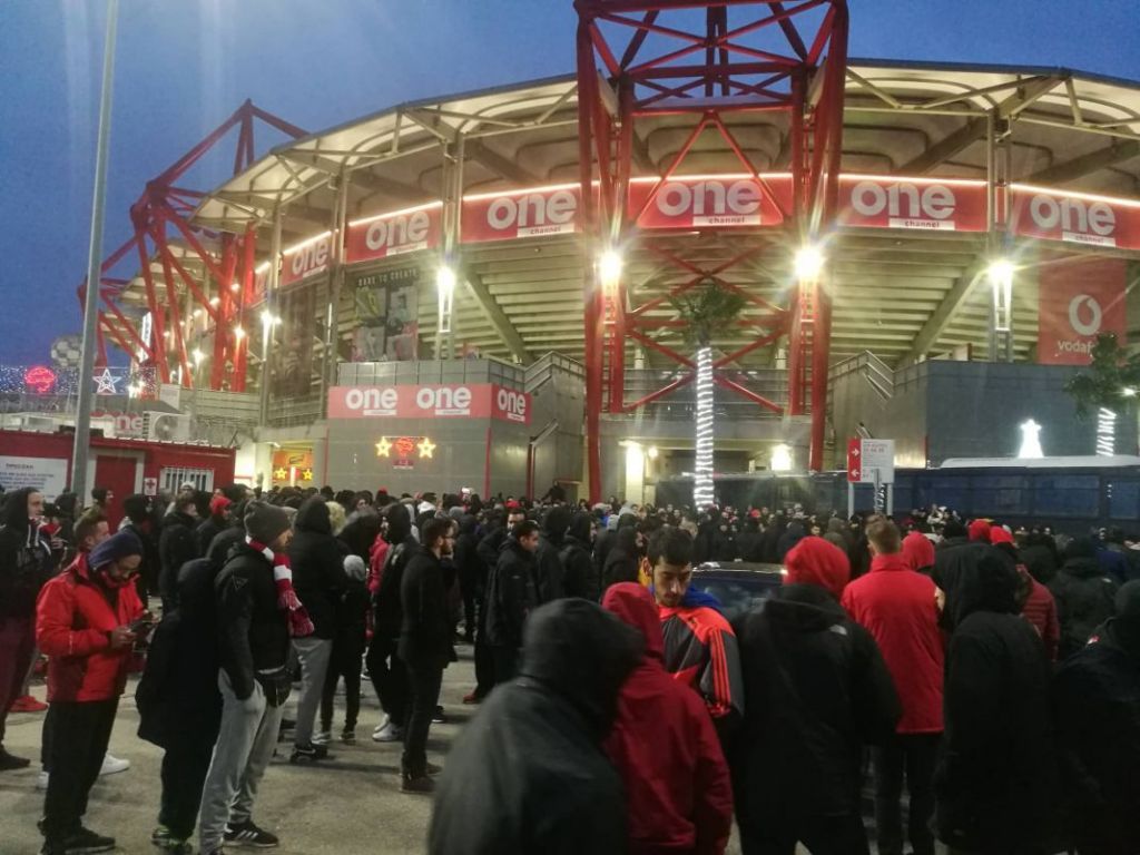 Χαμός στο Καραϊσκάκη: Πάνω από 1000 οπαδοί περιμένουν την αποστολή