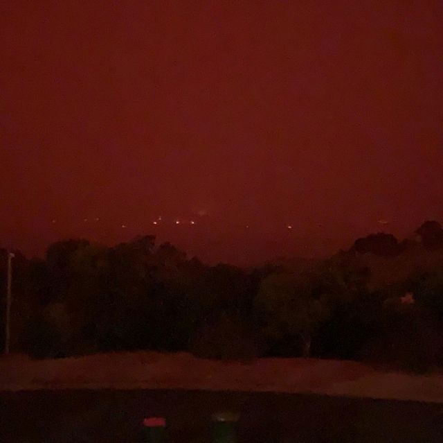 Πύρινη λαίλαπα στην Αυστραλία : Χιλιάδες εγκαταλείπουν τα σπίτια τους για να γλιτώσουν