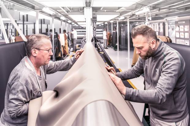 Bentley Flying Spur: Με δερμάτινο σαλόνι από ταύρο, κεντημένο στο χέρι