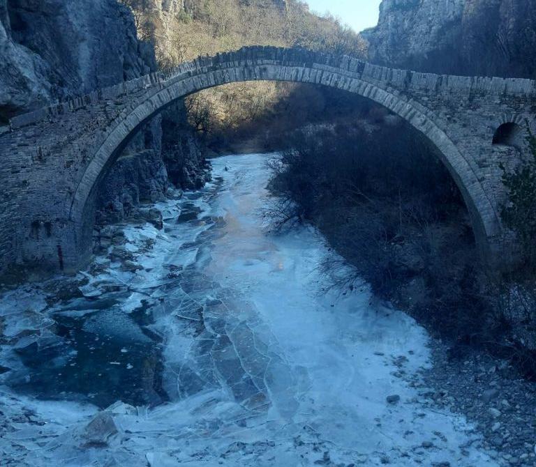 Πάγωσε ποτάμι στο Ζαγόρι λόγω των χαμηλών θερμοκρασιών