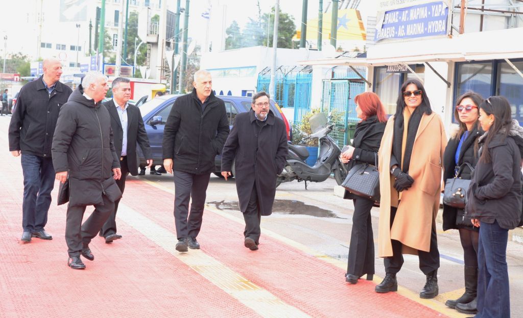 Εορταστικά γεύματα για άστεγους από τον Δήμο Πειραιά