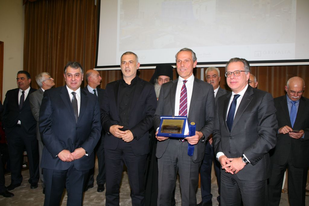 Ο Γιάννης Μώραλης στην κοπή της πρωτοχρονιάτικης πίτας του Βιομηχανικού Επιμελητηρίου Πειραιά