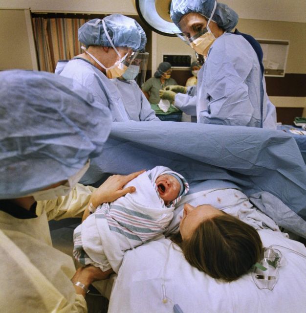 Στη Βουλή το νομοσχέδιο για το επίδομα γέννησης