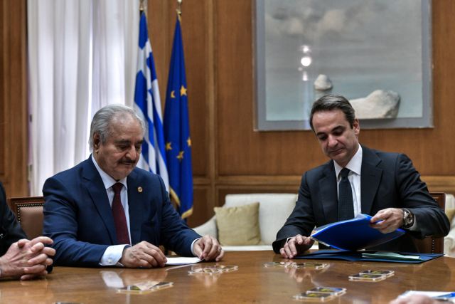 Το παρασκήνιο της επίσκεψης Χαφτάρ στην Αθήνα