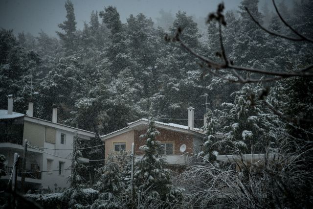 Xωρίς ρεύμα, ζεστό νερό και θέρμανση χιλιάδες άνθρωποι εν μέσω χιονιά