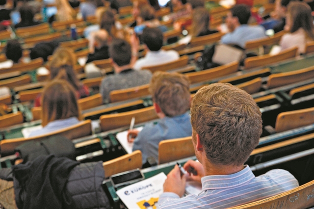 Προσλήψεις εκπαιδευτικών και με πτυχία από κολέγια