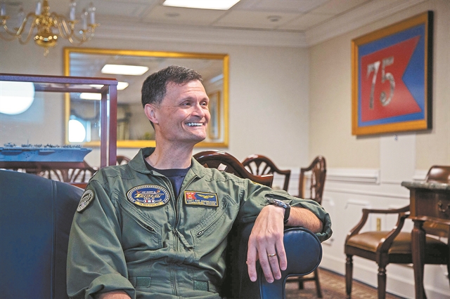 Ο Ιρανός που διοικεί αμερικανικό αεροπλανοφόρο