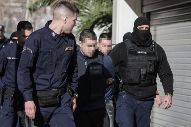 Δίκη Tοπαλούδη: «Στέκομαι δίπλα στο παιδί μου» λέει η μητέρα του Ροδίτη