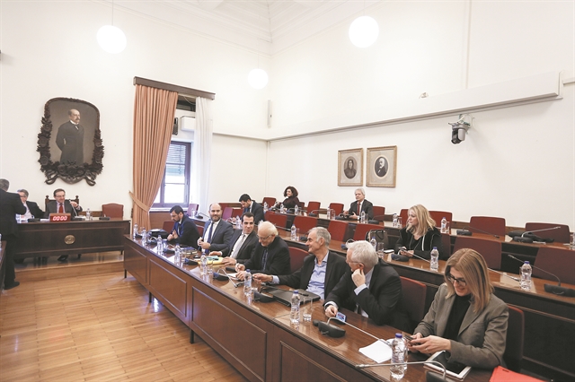 Κατήγγειλε πιέσεις και παρεμβάσεις