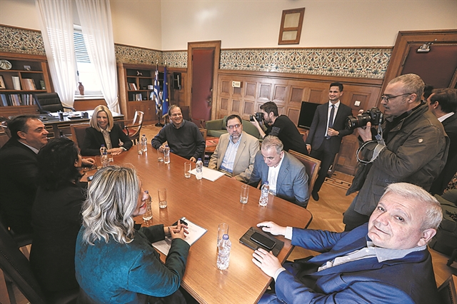 Αγκαλιά με τον… «Σταυράκο», χωρίς εξηγήσεις