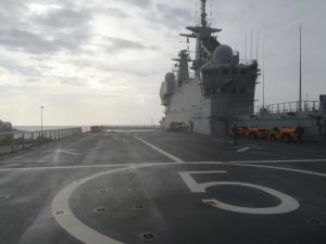 Το θηριώδες γαλλικό ελικοπτεροφόρο πλοίο «Dixmude» στον Πειραιά