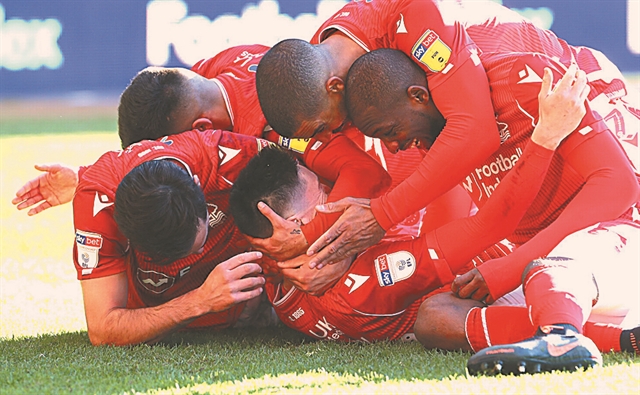 Η Φόρεστ 3-1 τη Λούτον