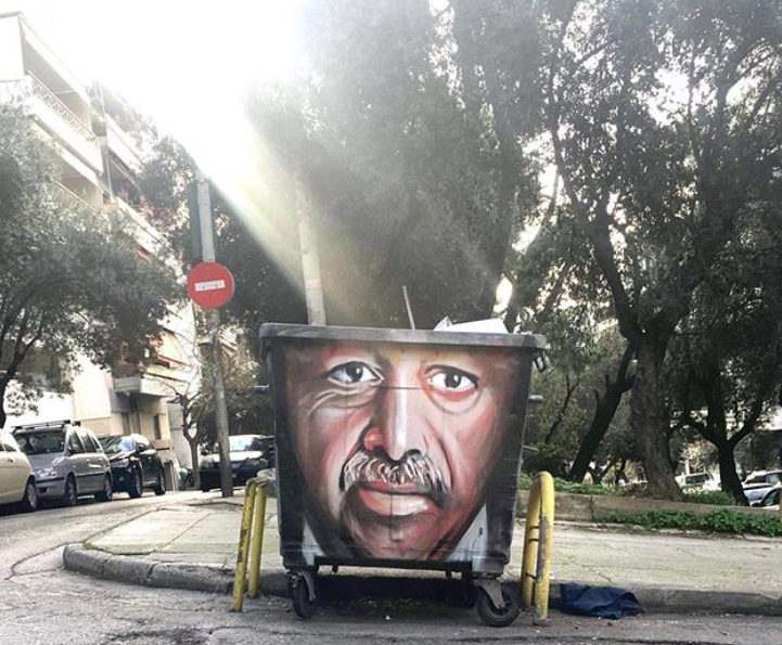 Έκανε γκράφιτι τον Ερντογάν σε… κάδο απορριμάτων