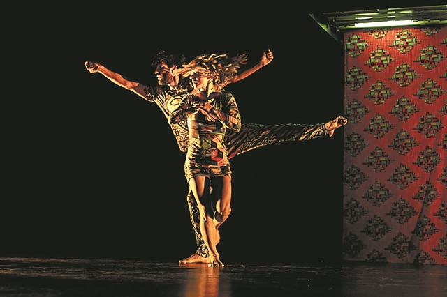 Χορεύοντας με εικονική πραγματικότητα και fake news