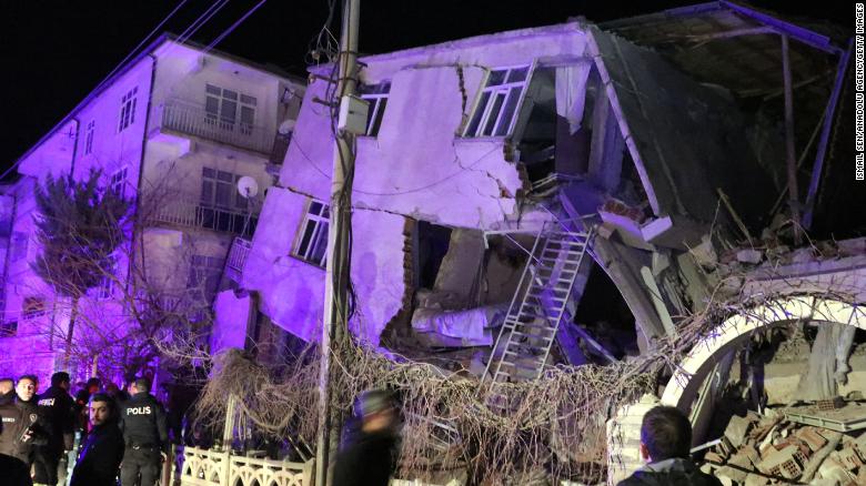 Σεισμός στην Τουρκία : Αγωνιώδεις έρευνες για επιζώντες – Δραματική αύξηση της λίστας των νεκρών