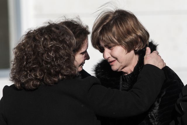 Η αγκαλιά της Μάγδας Φύσσα στη μητέρα της Ελένης Τοπαλούδη